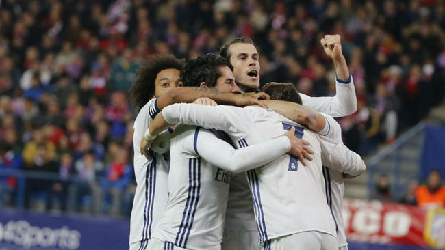 Los jugadores del Madrid celebran uno de los goles en el derbi.