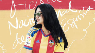 Kim Lim, hija de Peter Lim, posa con la camiseta del Valencia en su...