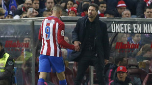 Fernando Torres y Simeone se saludan en el momento del cambio.