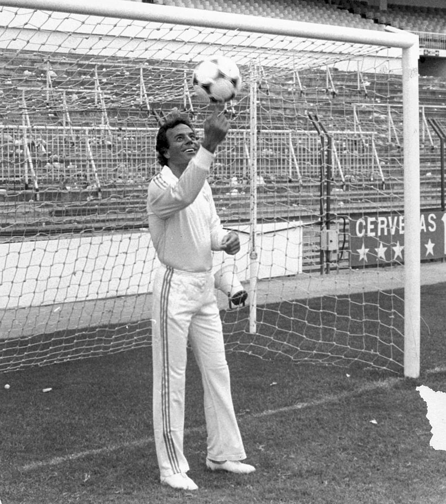Julio Iglesias con la equipacin blanca en 1983 recordando su poca...