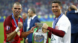 Cristiano y Pepe celebran juntos la consecucin de la Eurocopa de...