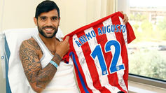 Augusto recibe una camiseta de apoyo firmada por sus compaeros