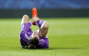 Bale tendido en el suelo se lamenta del golpe en el tobillo
