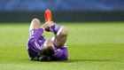 Bale tendido en el suelo se lamenta del golpe en el tobillo