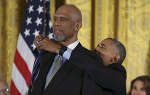 Obama condecorando a Kareem Abdul-Jabbar