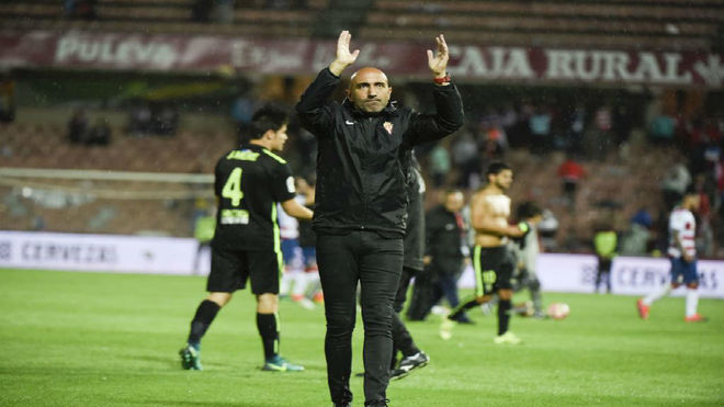 Abelardo (46) saluda a los aficionados del Sporting tras el partido...