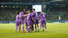 Los jugadores del Madrid celebran el gol de Varane ante el Sporting