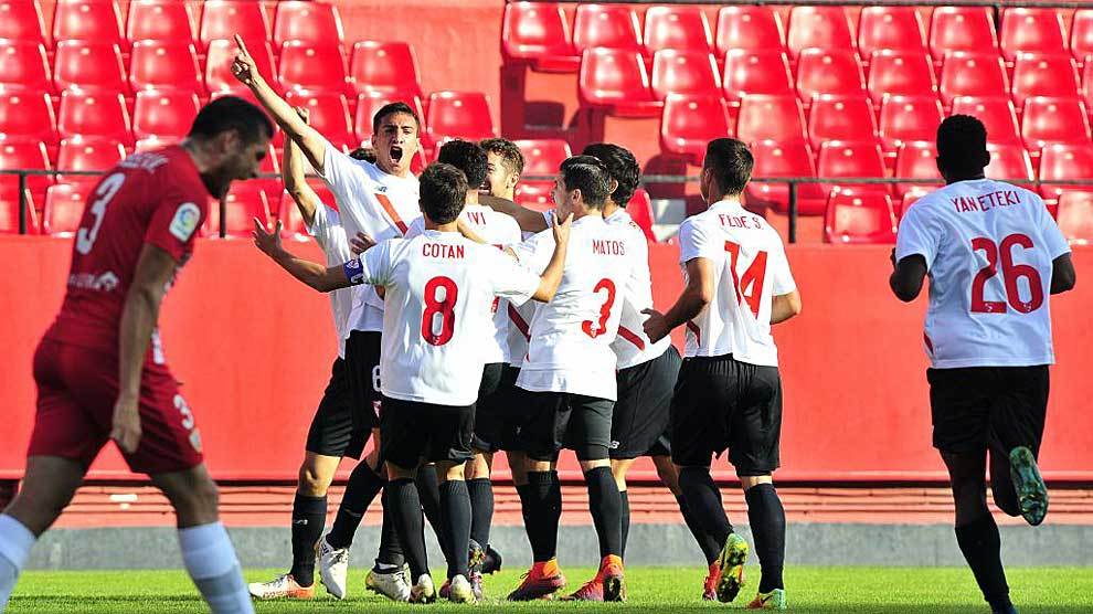 Los jugadores del Sevilla Atltico celebran el gol de su ltimo...