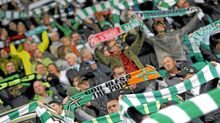 Aficionados del Celtic muestran sus bufandas. Una de ellas, con un...