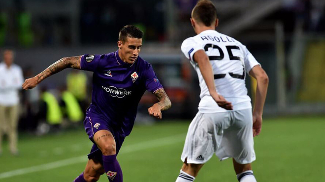 Cristian Tello en un partido con el Fiorentina.