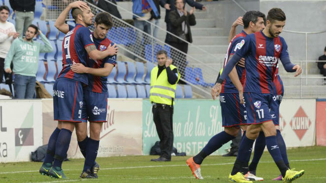 Los jugadores del Huesca celebran uno de los goles ante el Oviedo en...
