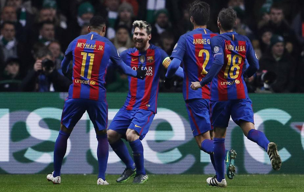 Messi celebra con sus compaeros el primero de su cuenta