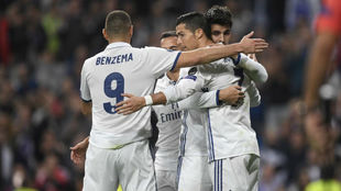 Los jugadores del Madrid celebran el gol de Cristiano ante el Legia