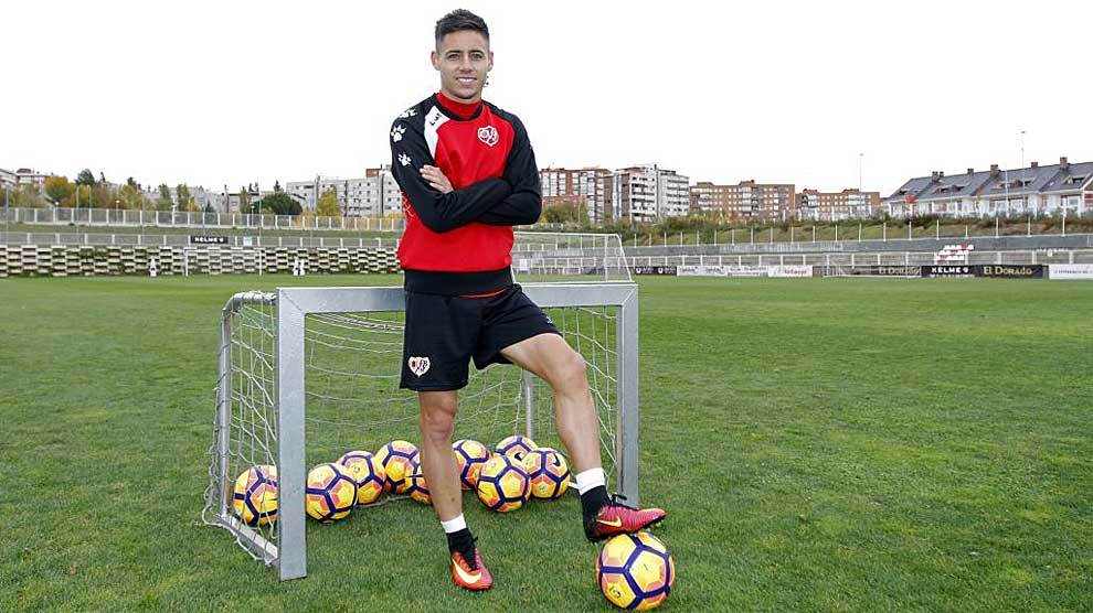 lex Moreno posa para MARCA con varios balones en la Ciudad Deportiva...