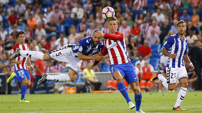 Laguardia pugna por el baln ante Fernando Torres.