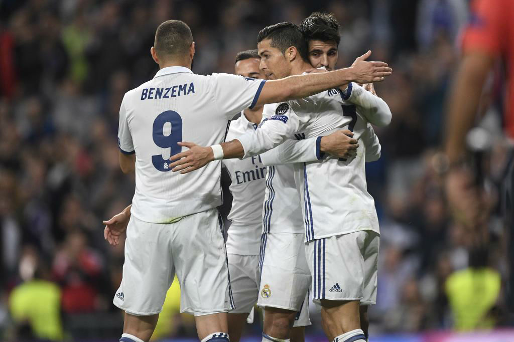 Benzema, Cristiano, Morata y Lucas se abrazan tras un gol del Madrid.