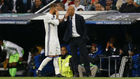 Ramos y Zidane charlan en el partido de Champions ante el Sporting.