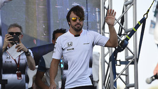 Fernando Alonso, saludando en Abu Dabi