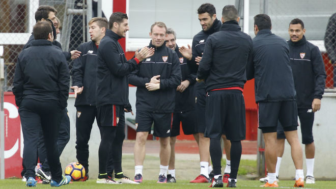 Los jugadores del Sevilla reciben a Krohn-Dehli en el entrenamiento.