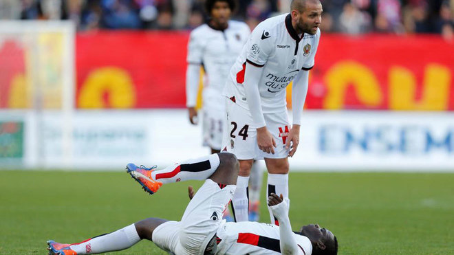 Balotelli se duele en el suelo durante un partido ante el Niza