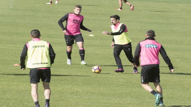 Isaac Cuenca en un entrenamiento de esta temporada con el Granada