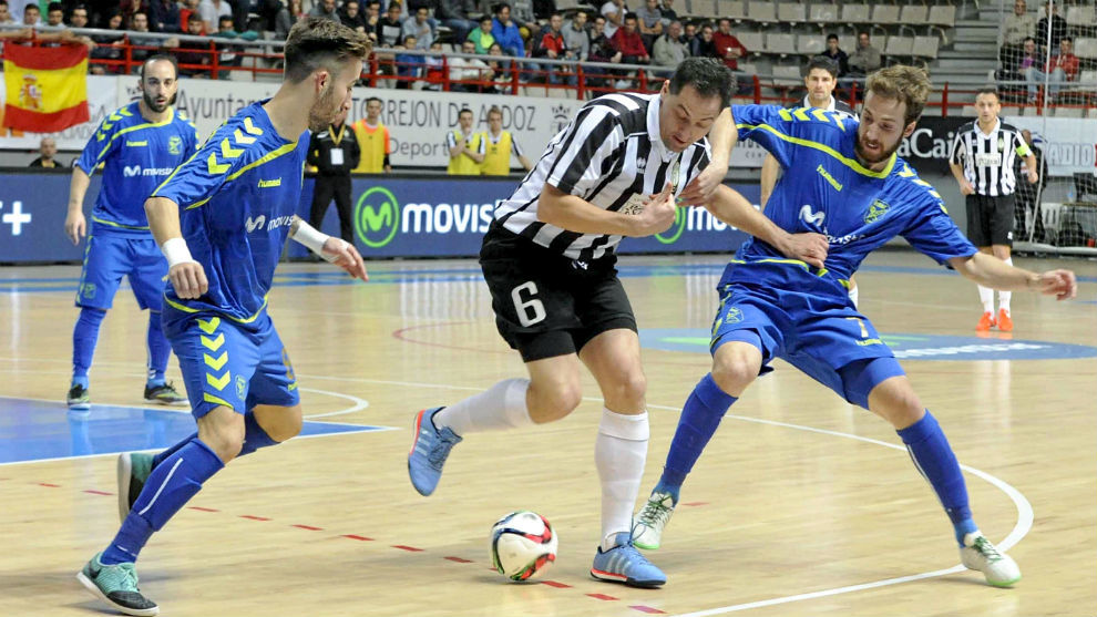 Pola y Rivillos presionan a un jugador del Dobovec esloveno.