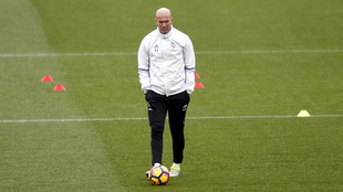 Zidane observa a sus jugadores durante el entrenamiento.