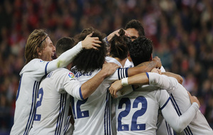 Jugadores del Real Madrid celebran un gol ante el Atltico.