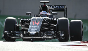 Alonso pilota su McLaren en el Circuito de Yas Marina.