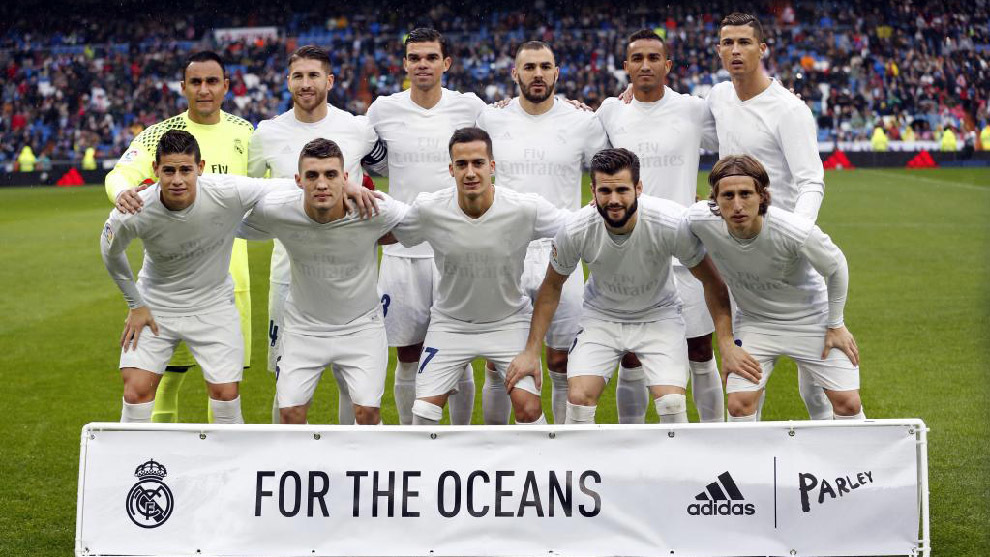 Los jugadores del Real Madrid jugaron hoy con una camiseta echa de...