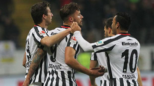 Los jugadores del Eintracht celebran el gol de Seferovic.