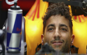 Ricciardo sonre dentro de su Red Bull.