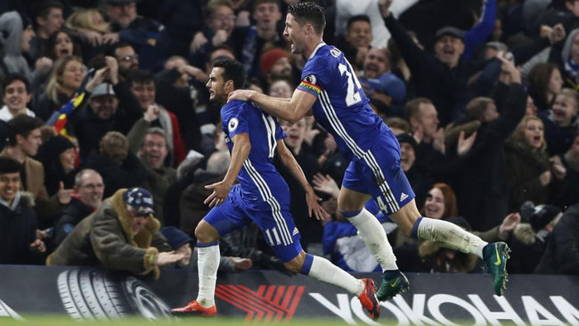 Pedro y Cahill celebran el primer gol del Chelsea.