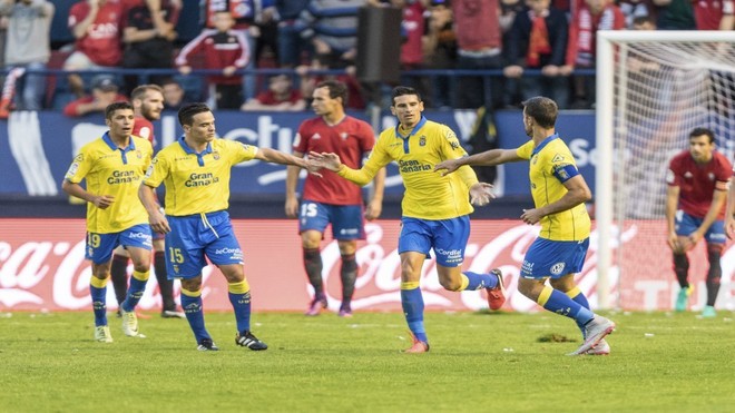 Vicente Gmez es felicitado por Roque Mesa tras su gol ante el...