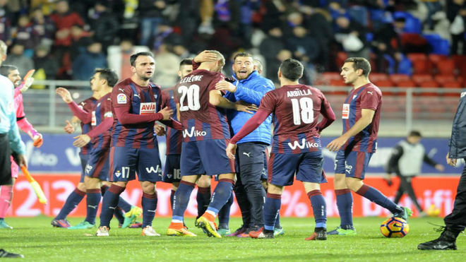 Los futbolistas del Eibar celebran al trmino del encuentro el...