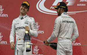 Rosberg y Hamilton en el podio de Suzuka