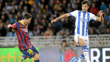 Prieto trata de impedir el disparo de Messi