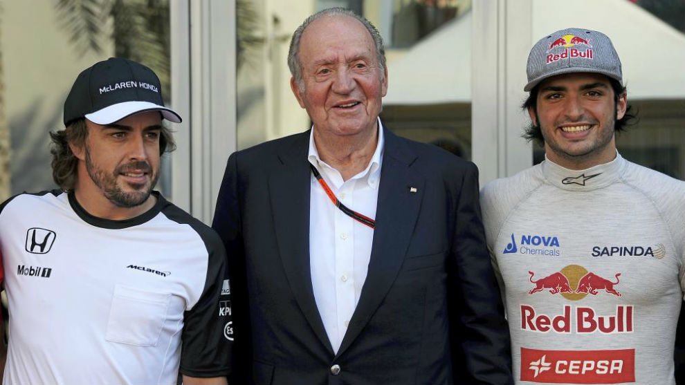 Don Juan Carlos junto a Alonso y a Sainz.