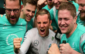 Rosberg celebra una de sus nueve victorias en 2016.
