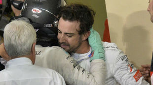 Alonso felicita a Rosberg por el campeonato.