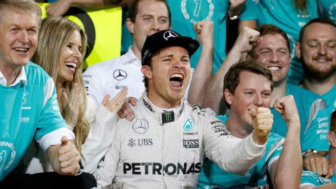 Rosberg celebra el campeonato con su mujer y su equipo.