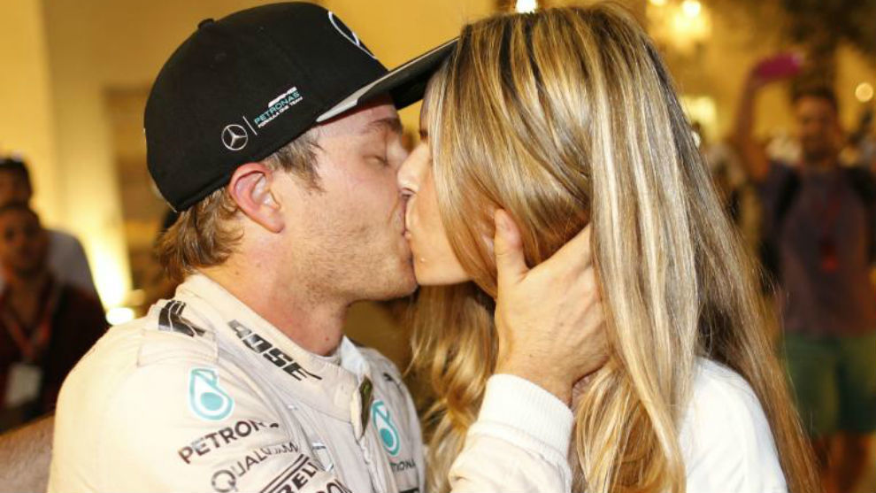 Rosberg y su mujer se dan un beso para celebrar el campeonato del...