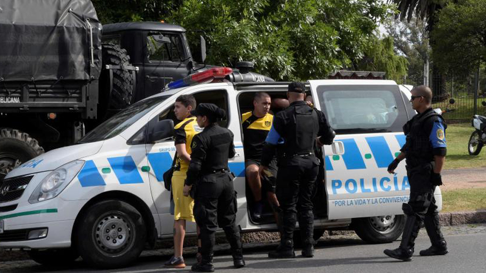 La polica uruguaya, deteniendo a hinchas de Pearol en los...