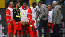 Dani Alves es retirado en camilla durante el Genoa-Juventus
