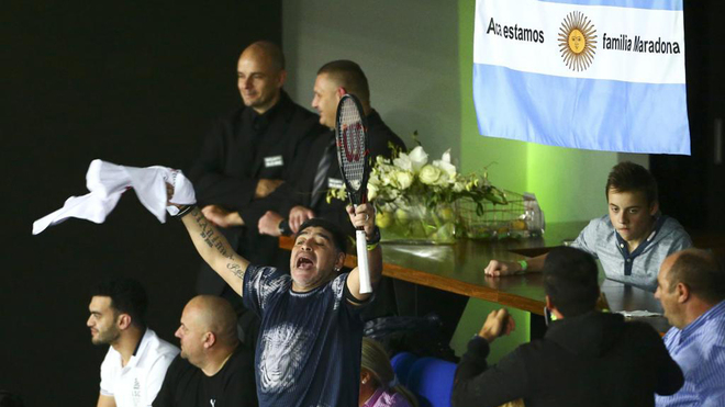 Maradona en la grada celebrando el triunfo de Del Potro y con la...