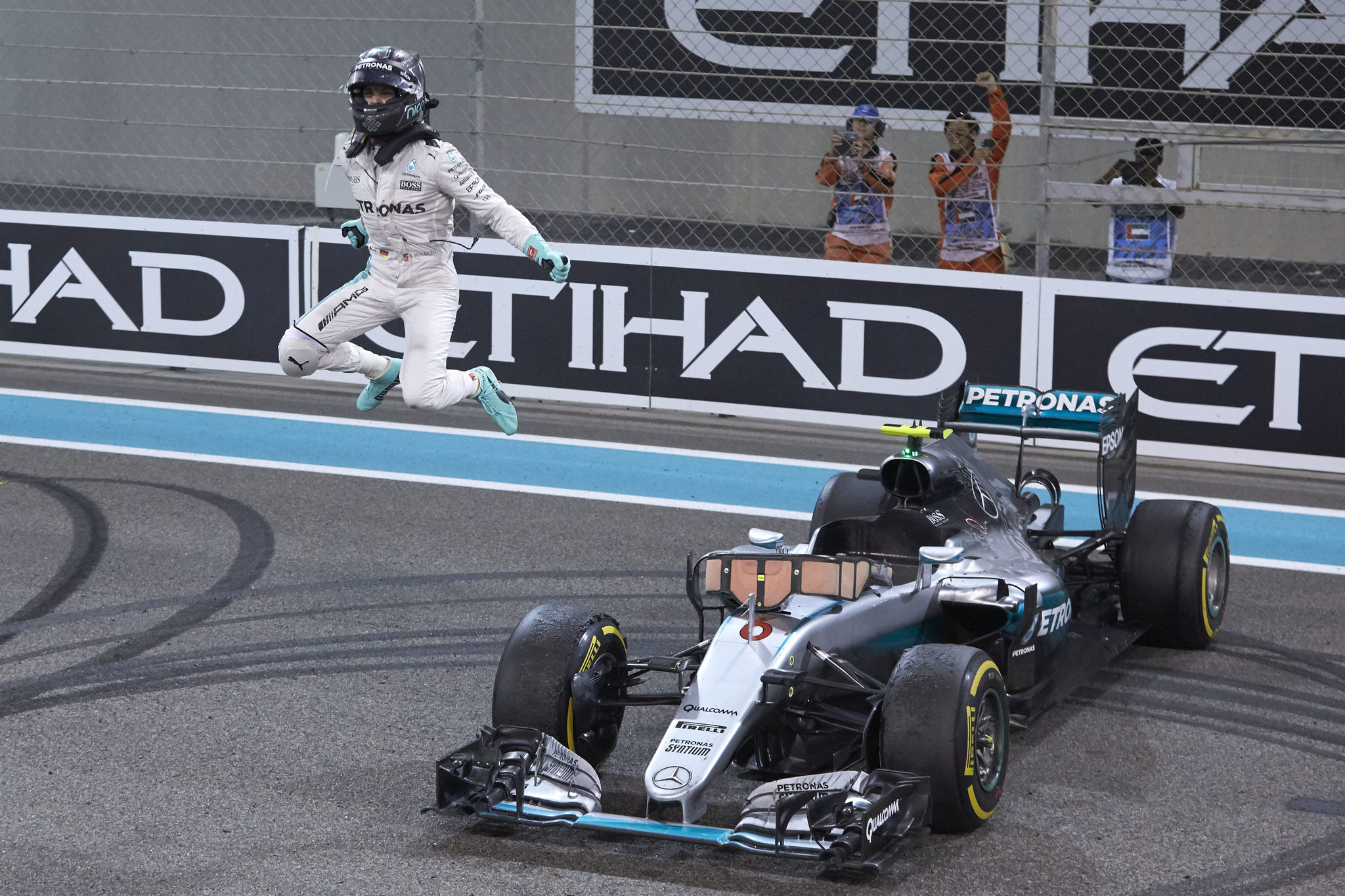 Rosberg celebr el ttulo por todo lo alto en Yas Marina.