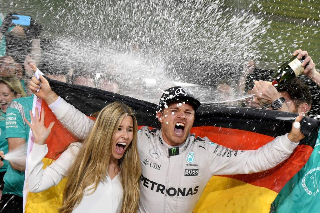 Nico Rosberg y su mujer Vivian Sibold con la bandera de Alemania...