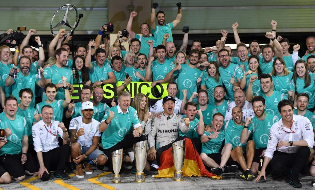 El equipo Mercedes, con Hamilton incluido, celebrando la victoria