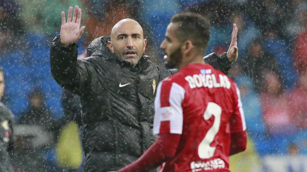 Abelardo da instrucciones a sus futbolistas durante el partido ante el...