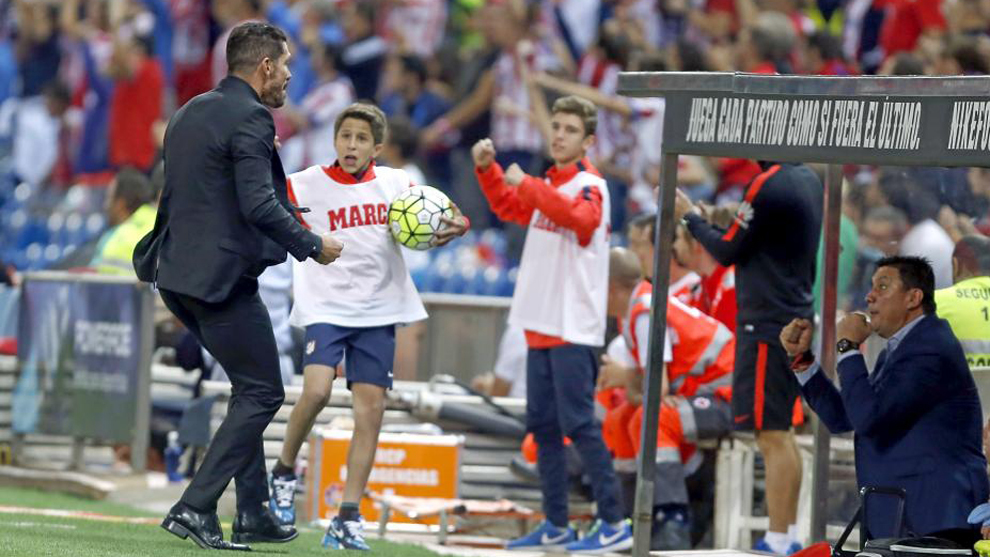 Simeone celebra un gol junta a su hijo Giuliano en el Caldern